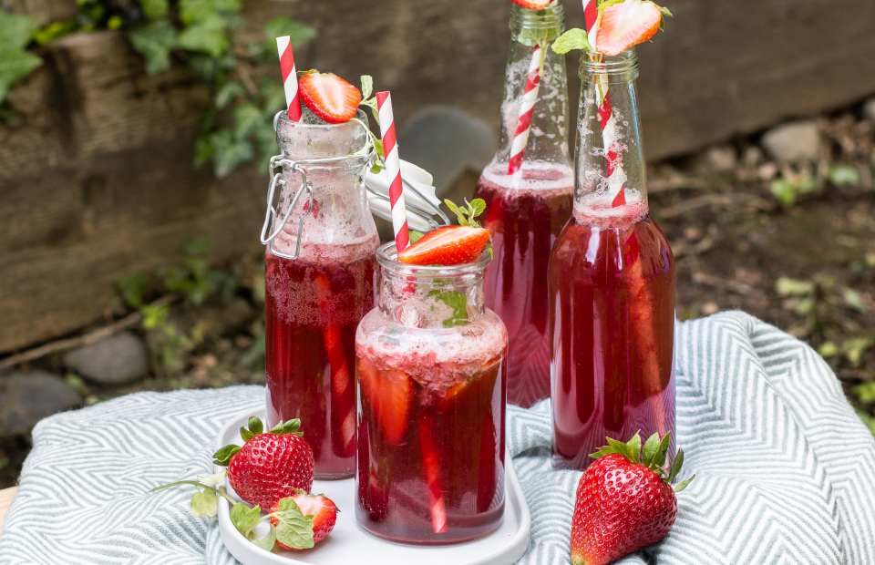 Spritzige Sommerlimonade mit frischen Erdbeeren und Minze