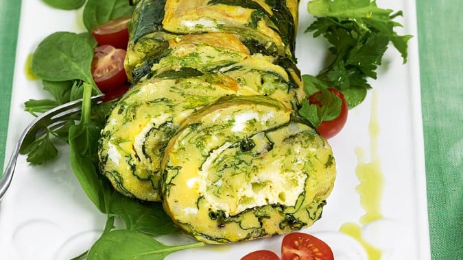 Gerolltes Spargel-Omelette mit Ricotta