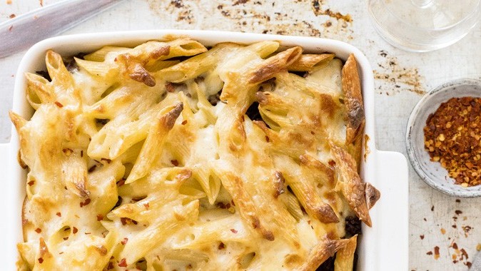 Gebackene Penne mit Rindfleisch in Béchamelsoße