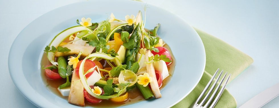 Lauwarmer Spargel-Tomaten-Salat mit frischen