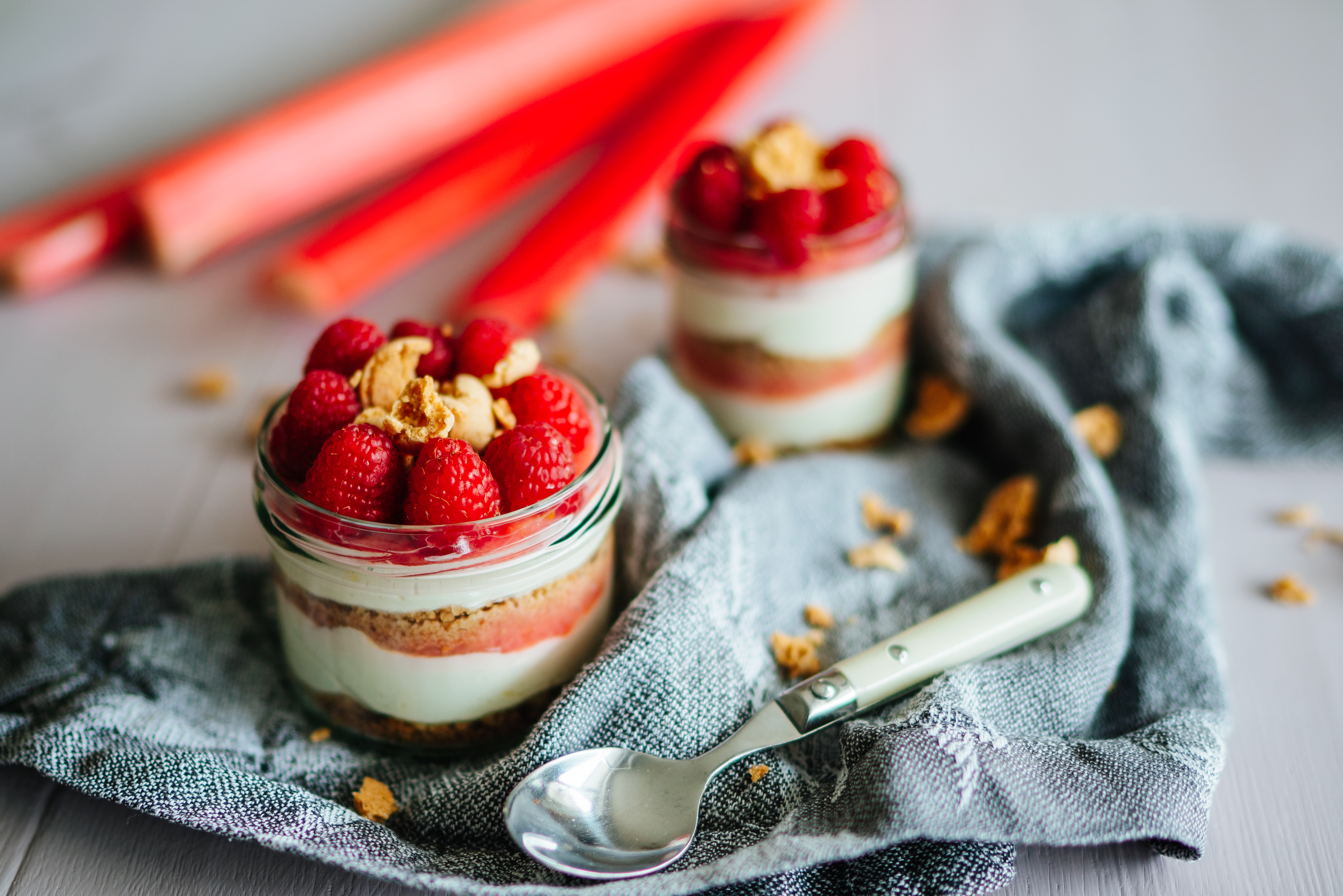 RhabarberCheesecake im Glas mit Himbeeren und