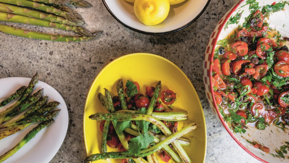 Gegrillter Spargel auf Tomaten-Kräuter-Salat