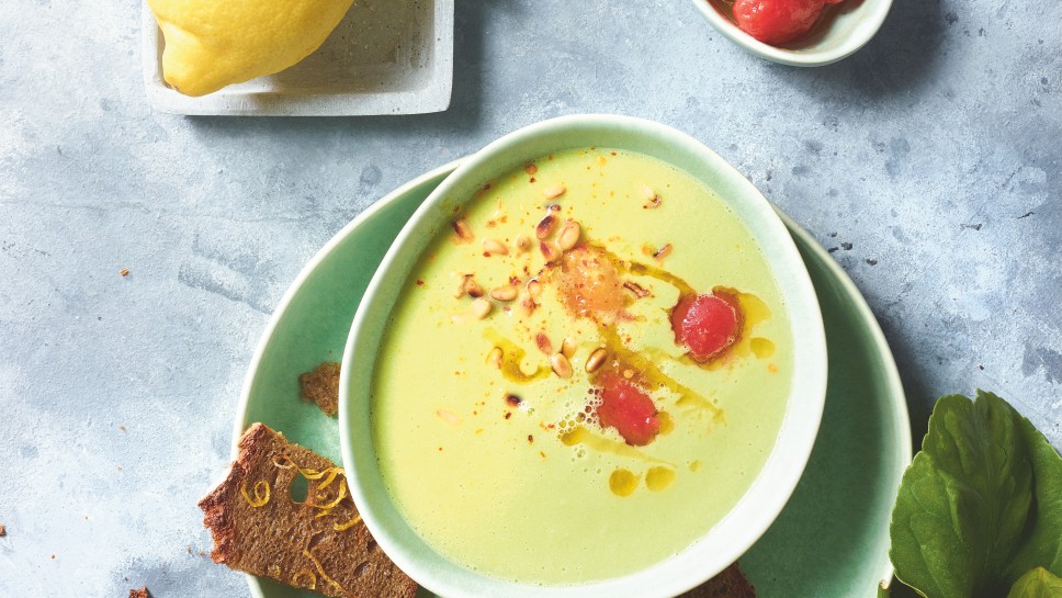 Avocadosuppe mit Schmortomaten und Zitronenbrot