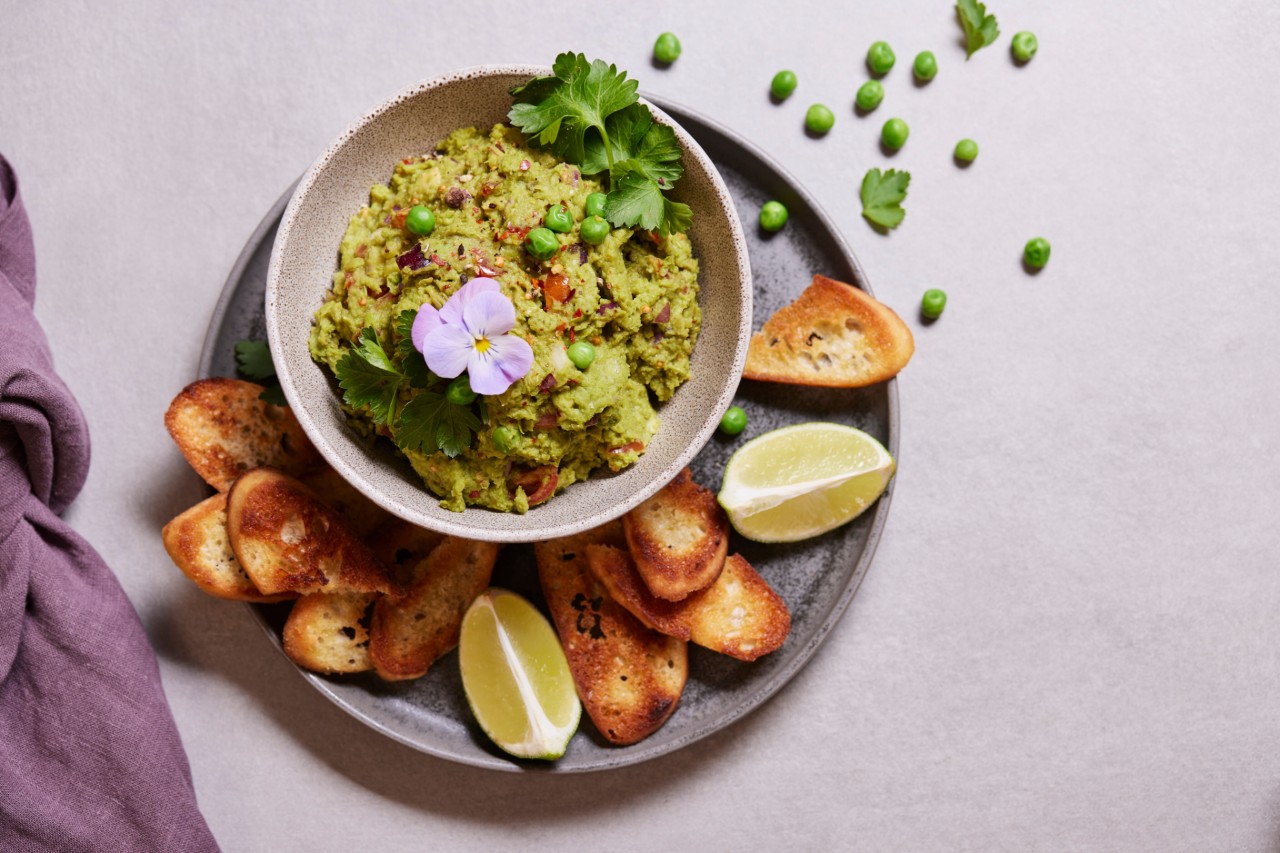 Erbsen Guacamole mit Brotchips