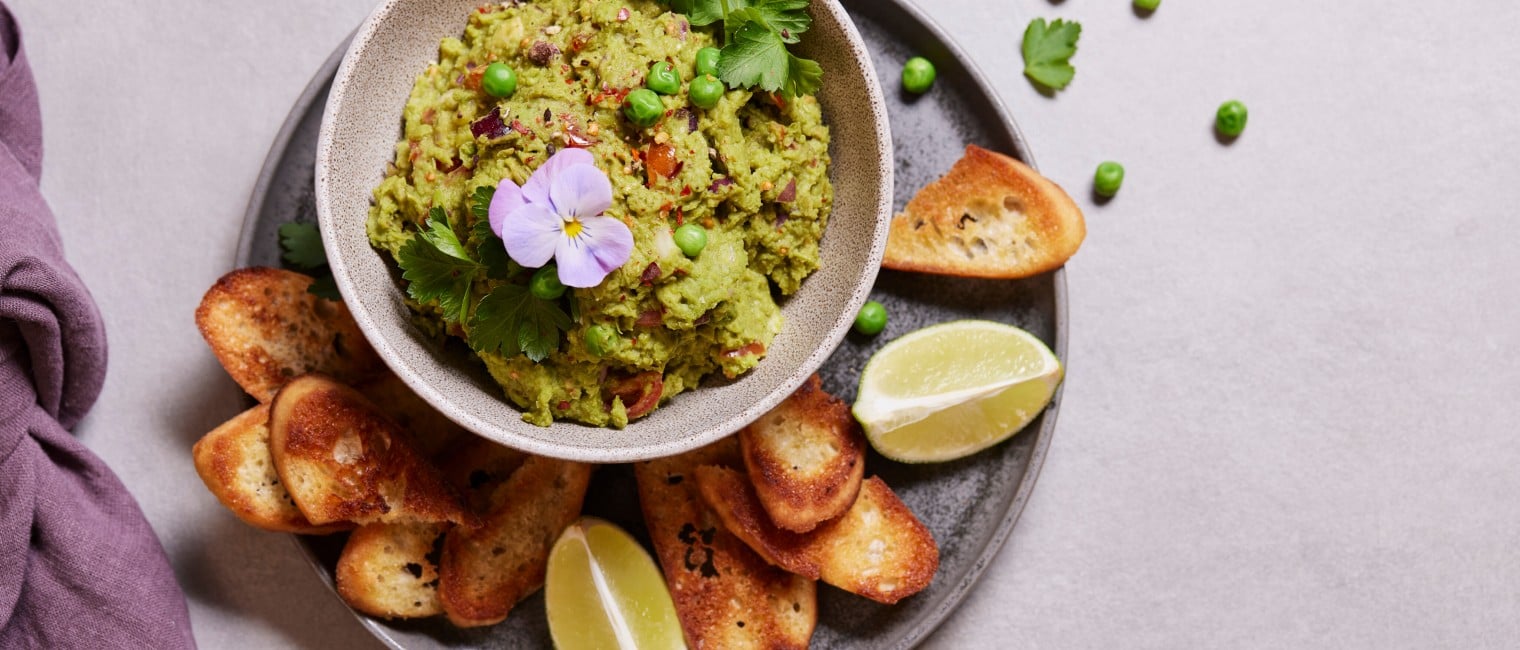 Erbsen Guacamole mit Brotchips