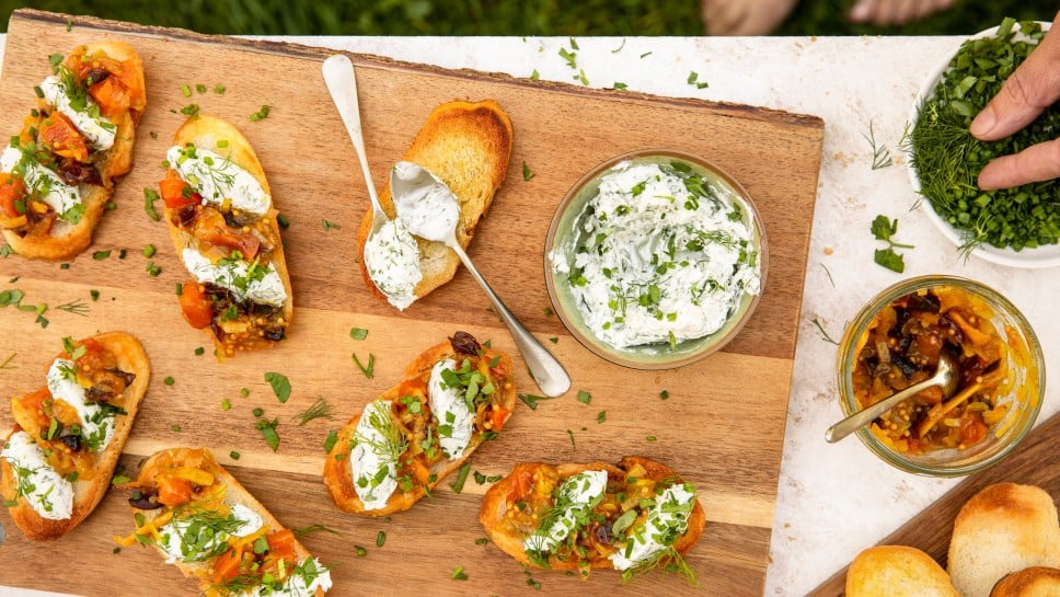 Crostini mit Kräuterfrischkäse und feurigem