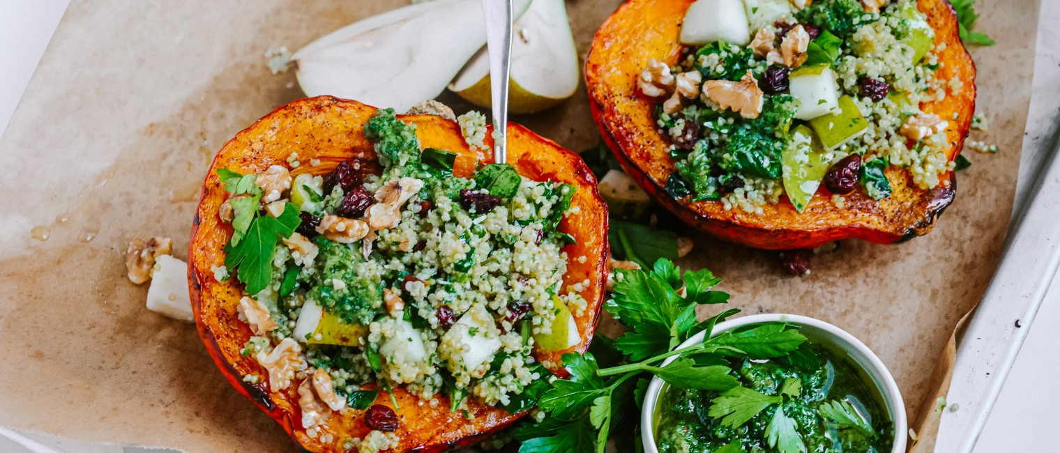 Gefüllter Kürbis mit Quinoa, Birne, Pesto &amp; Cranberries