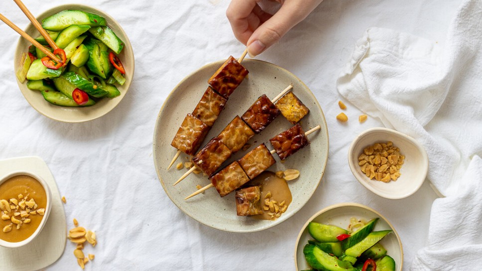 Tempeh - Satay Spieße mit Thai Gurkensalat