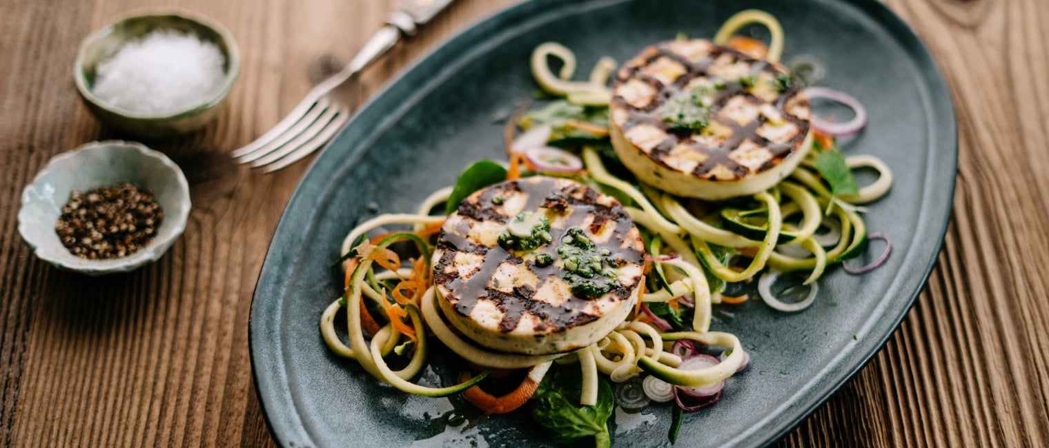 Zucchini-Minze-Salat mit gegrilltem Bratkäse