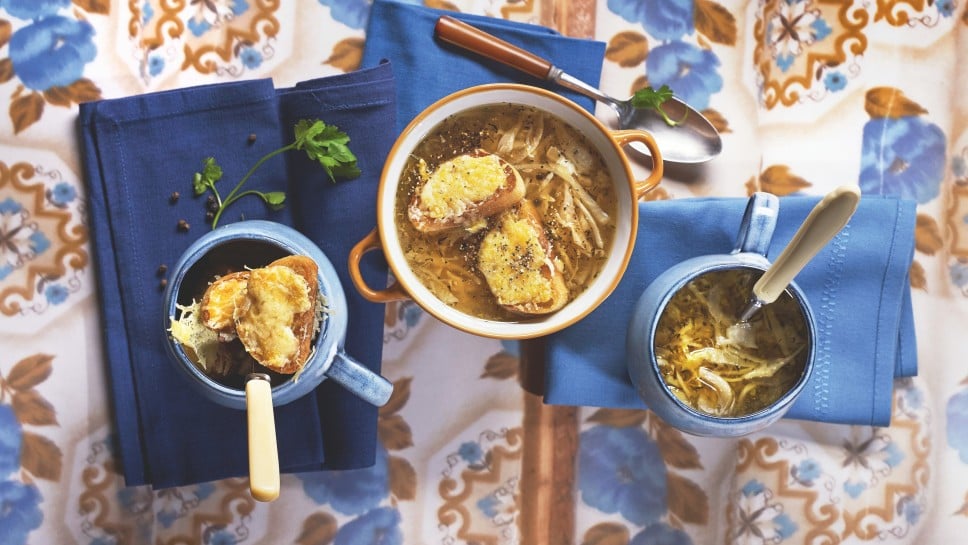 Hausgemachte getrocknete zwiebelsuppe