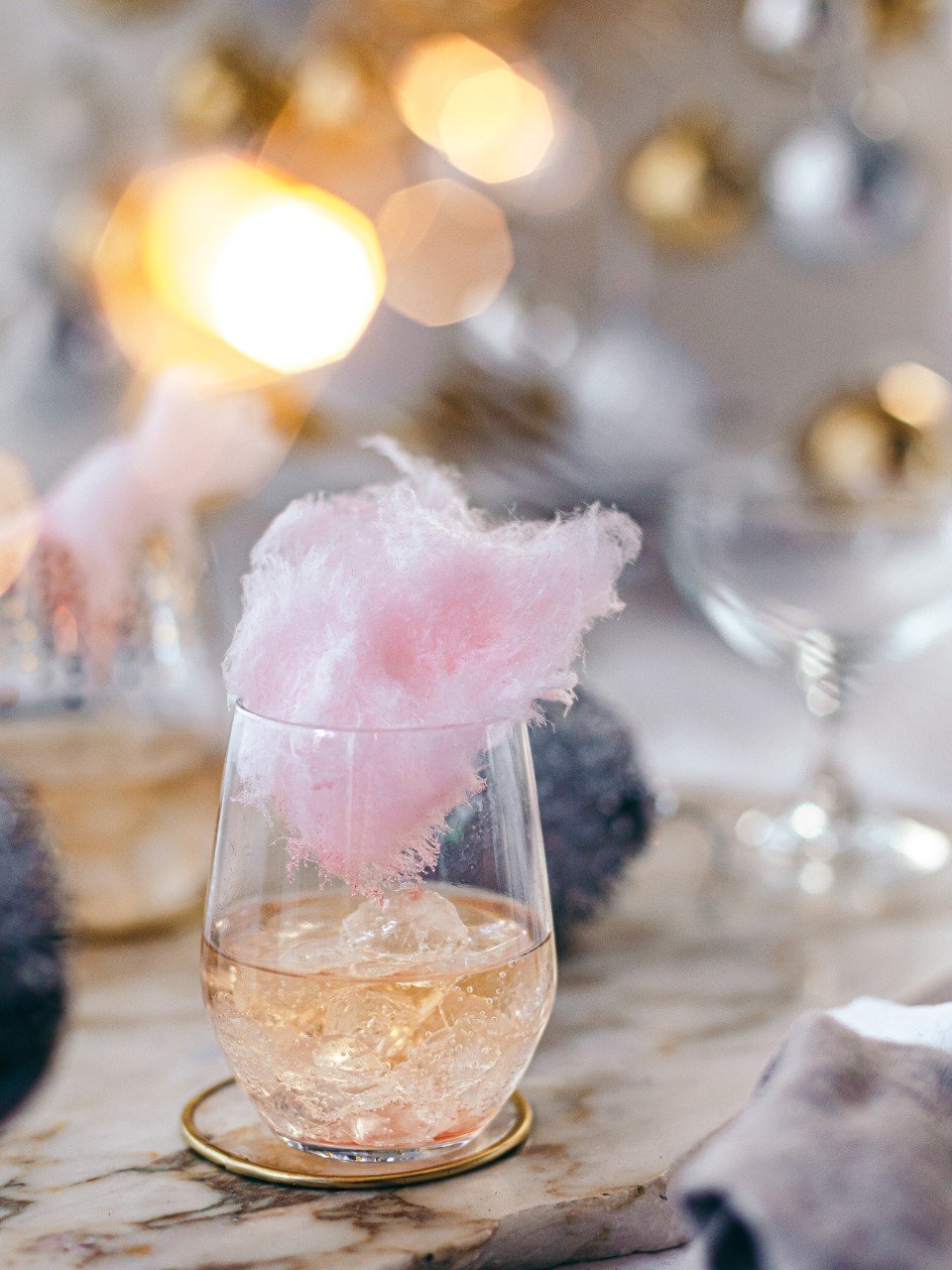 Champagner Wermut-Cocktail mit Zuckerwatte