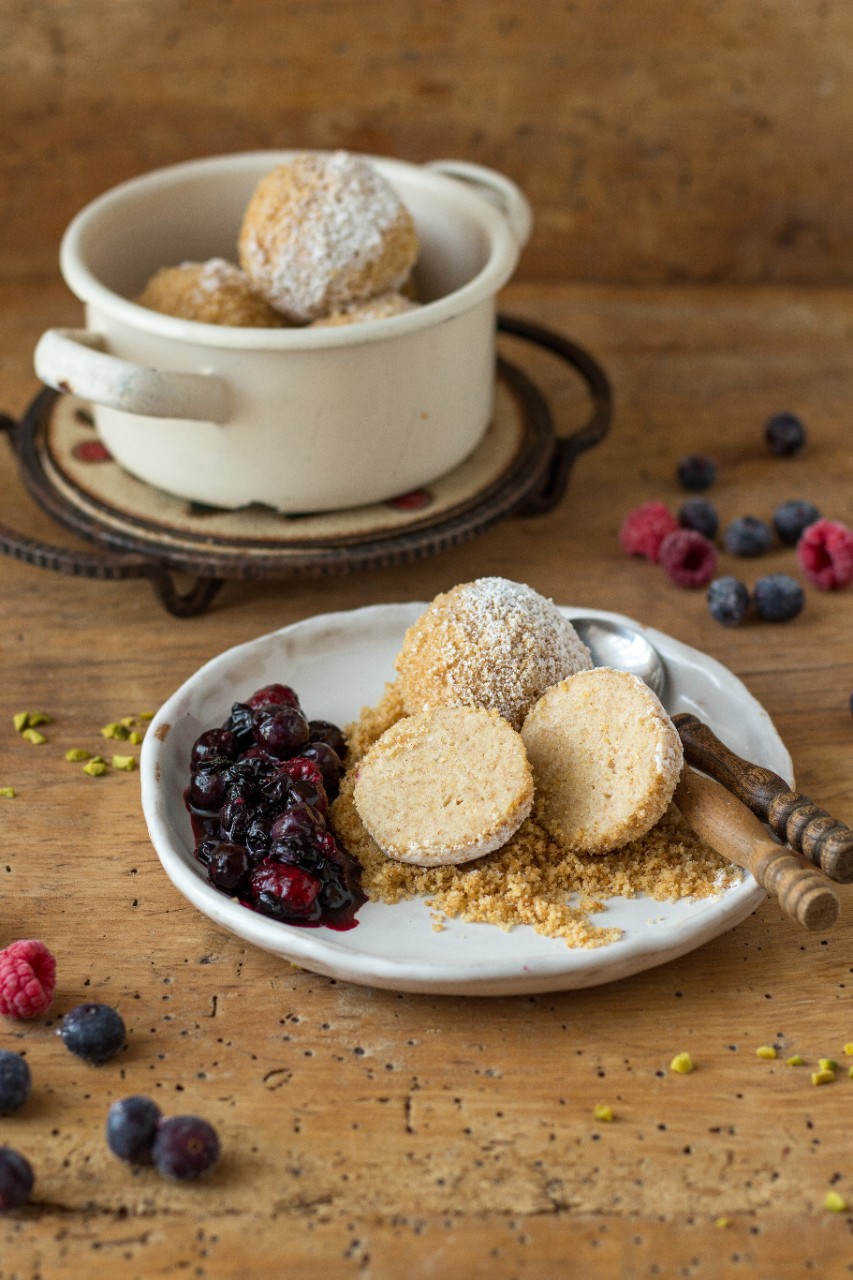 Topfen-Knödel mit Beeren-Ragout