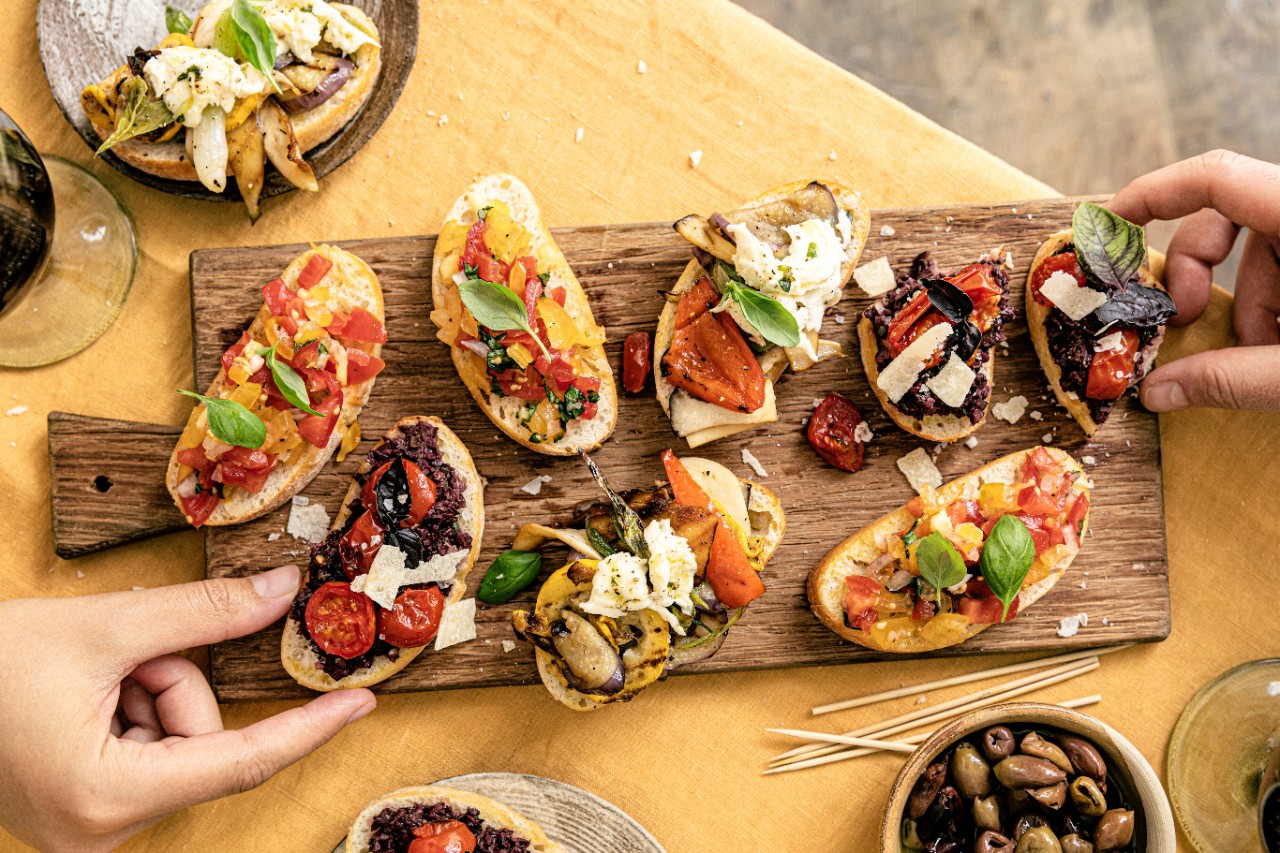 Crostini mit Oliventapenade und ofengerösteten Tomaten