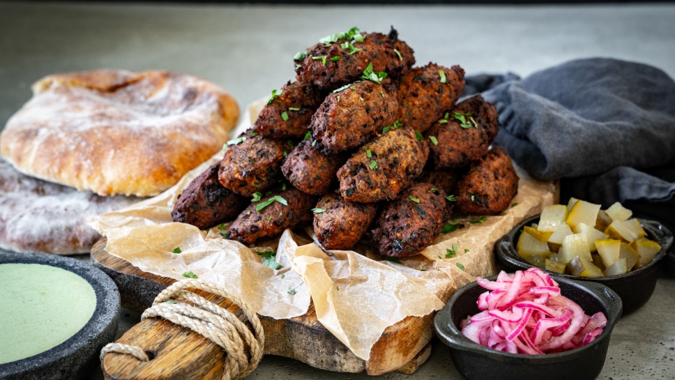 Käferbohnen-Falafel mit Kernöl-Jogurt-Sauce