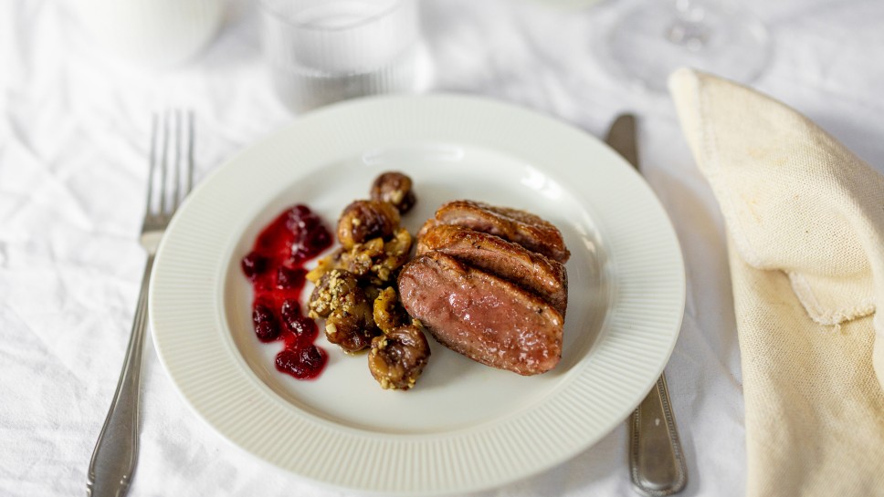 Entenbrust mit Preiselbeeren und Röstzwiebel-Pesto