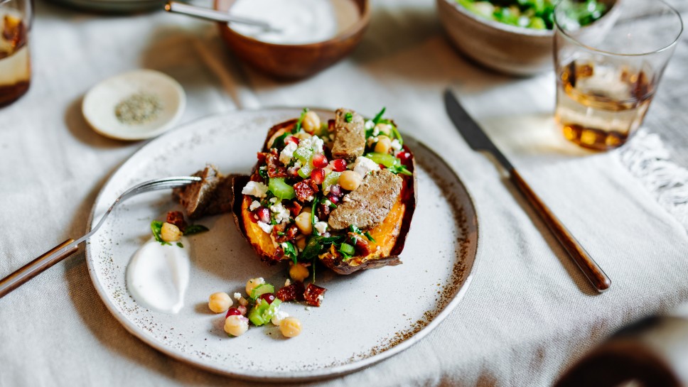 Kichererbsen-Salat mit gebackenen Süßkartoffeln und