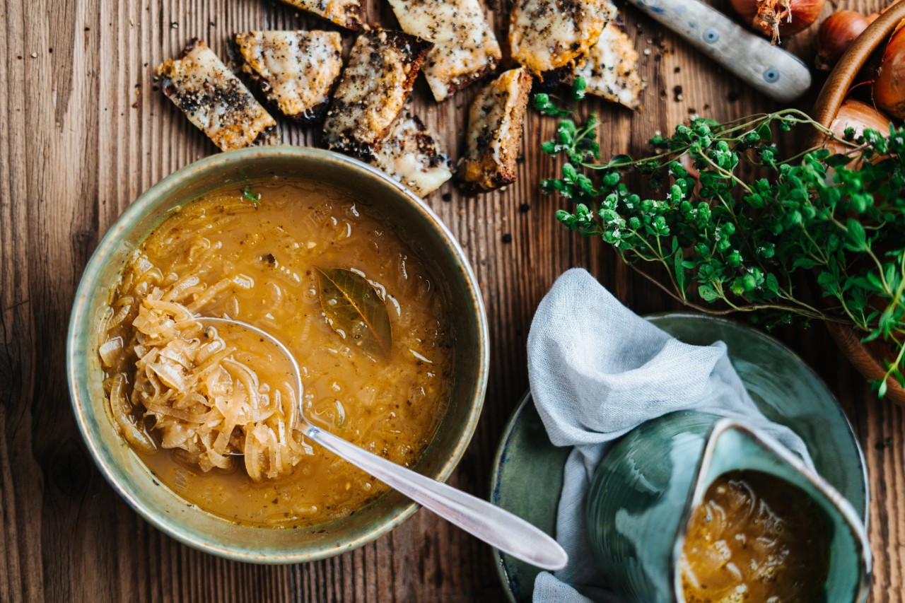 Zwiebelsuppe Mit Schwarzbrot Crostini